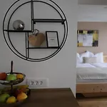 Mit Balkon Und Hallenbad Apartament