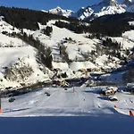 Mit Balkon Und Hallenbad Apartament *