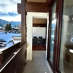 Mit Balkon Und Hallenbad Apartament