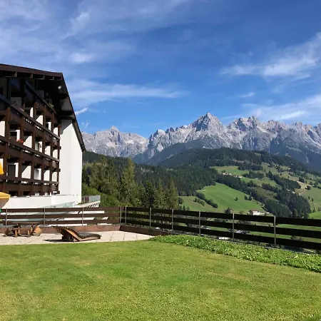 Mit Balkon Und Hallenbad Apartament