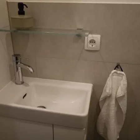 Mit Balkon Und Hallenbad *