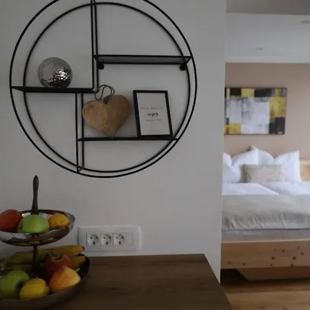 Mit Balkon Und Hallenbad Apartament