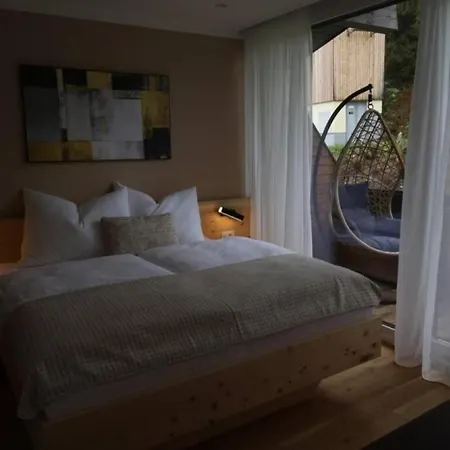 Mit Balkon Und Hallenbad Apartament *