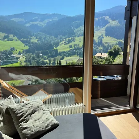 Mit Balkon Und Hallenbad Apartment