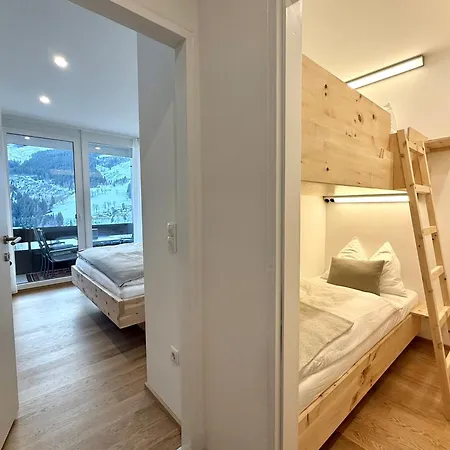 Mit Balkon Und Hallenbad *