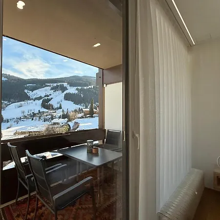 Mit Balkon Und Hallenbad